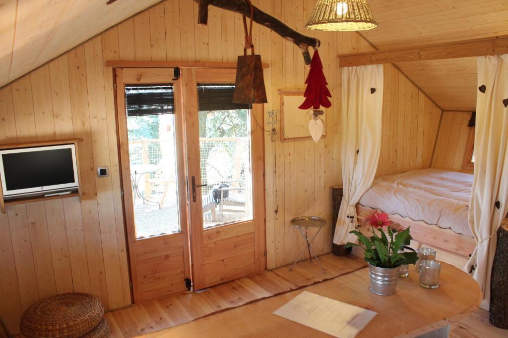 Domaine Des Grands Cedres Bed & Breakfast Cordelle Стая снимка