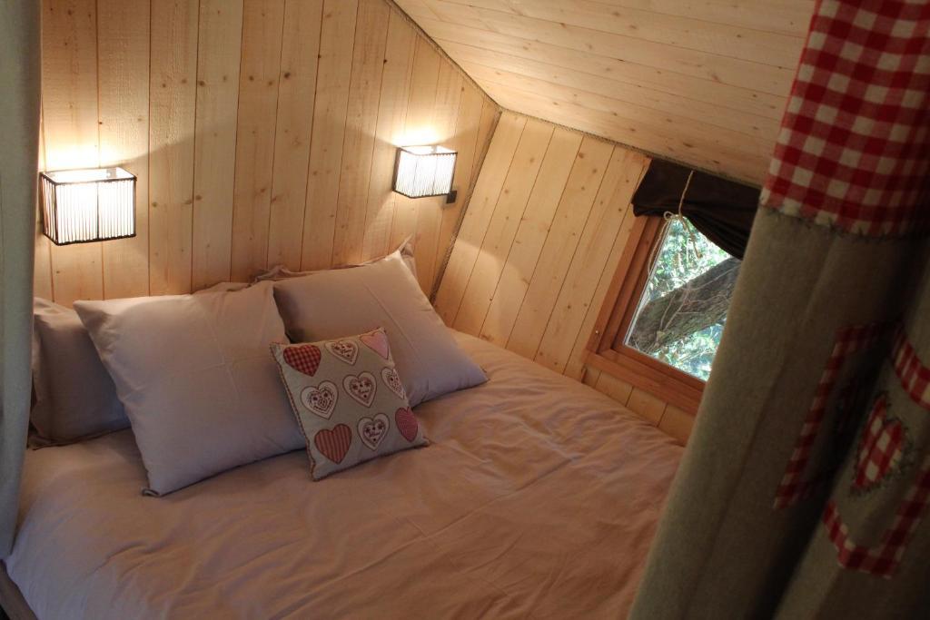 Domaine Des Grands Cedres Bed & Breakfast Cordelle Стая снимка