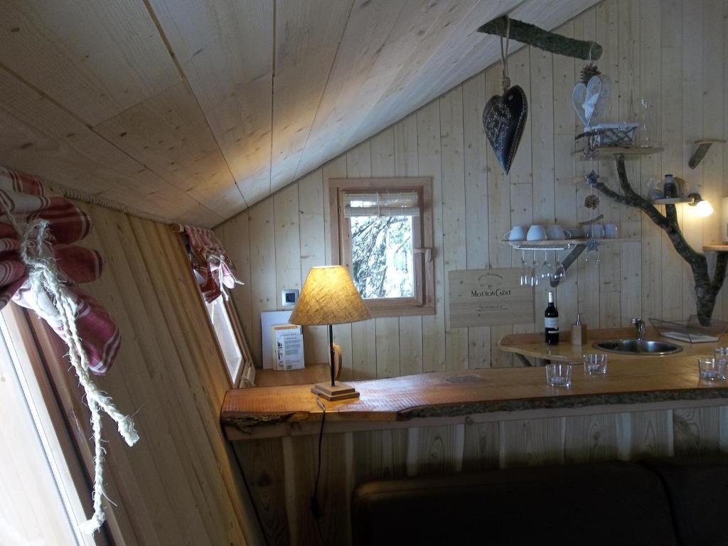 Domaine Des Grands Cedres Bed & Breakfast Cordelle Стая снимка